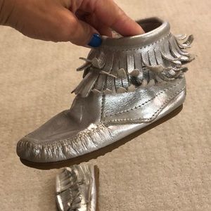 Minnetonka silver girl shoes
